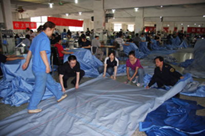 北京检验检疫局志愿服务队到帐篷加工厂做义工